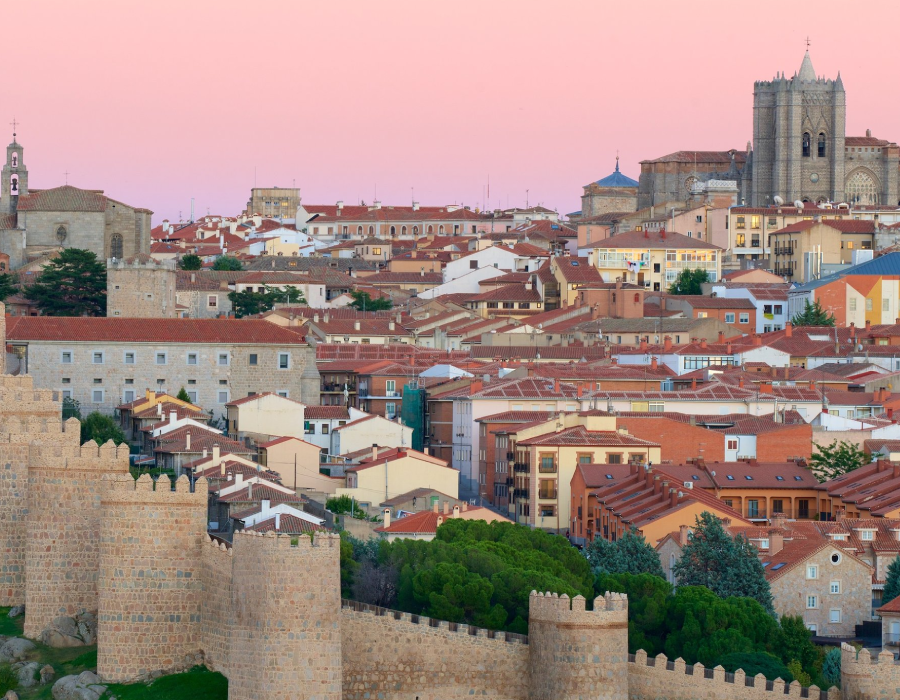 Descubre Ávila: La Ciudad de las Murallas Medievales Cerca de La Serradilla